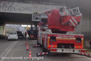 Viterbo - Mezzo pesante s'incastra sotto il ponte al Poggino