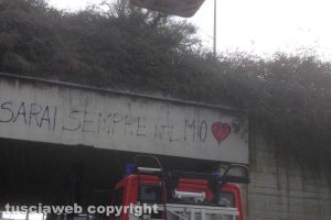 Viterbo - Mezzo pesante s'incastra sotto il ponte al Poggino