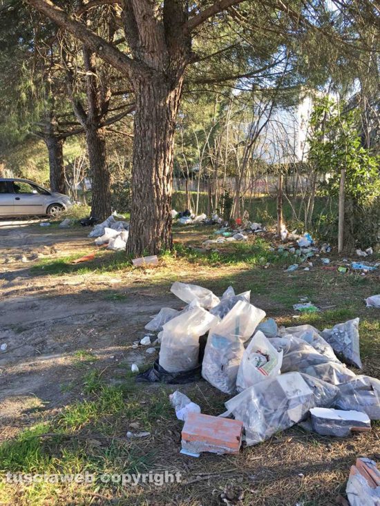 Viterbo - La discatica al parcheggio sterrato sulla Teverina