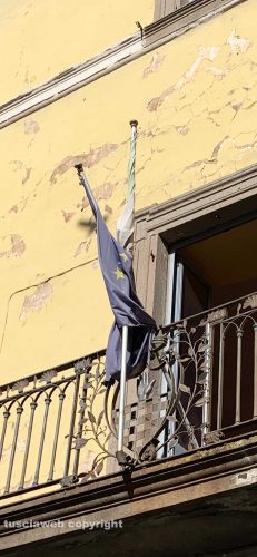 Viterbo - La bandiera esposta al Ruffini 