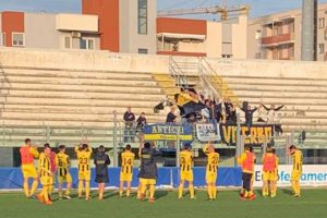 Sport - Calcio - Viterbese - La squadra sotto al settore ospiti