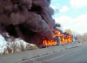 Bus a fuoco a Milano