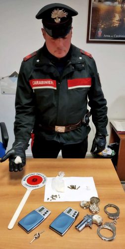 Santa Marinella - Carabinieri - La droga e il resto del materiale sequestrato
