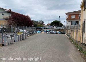 Viterbo - I sacchi di immondizia abbandonati tra via Garbini e via Viventi
