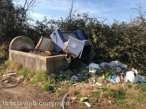 Viterbo - Strada Freddano - Fontana usata come discarica