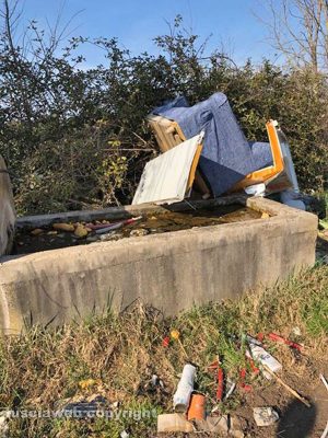 Viterbo - Strada Freddano - Fontana usata come discarica