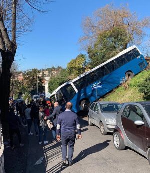 Grottaferrata - Bus fuori strada