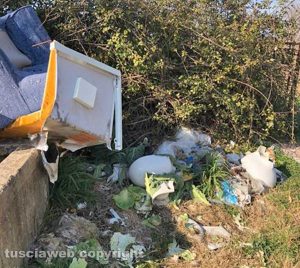 Viterbo - Strada Freddano - Fontana usata come discarica