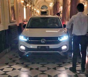 Viterbo - Il suv all'interno del Gran Caffè Schenardi