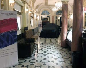 Viterbo - Il suv all'interno del Gran Caffè Schenardi