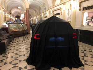 Viterbo - Il suv all'interno del Gran Caffè Schenardi