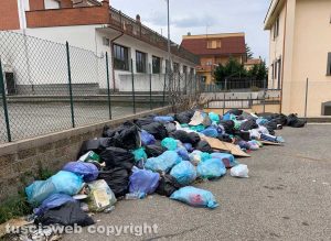 Viterbo - I sacchi di immondizia abbandonati tra via Garbini e via Viventi