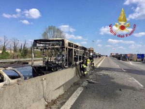 Bus a fuoco a Milano