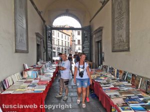 Viterbo - Paperonly sotto i portici di palazzo dei Priori