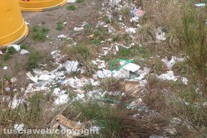 Viterbo - Rifiuti sull'ex pista di atterraggio degli elicotteri