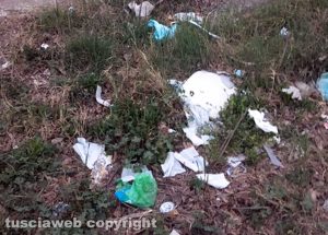 Viterbo - Abbandono e sporcizia al parcheggio sterrato sulla Teverina