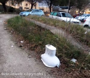 Viterbo - Abbandono e sporcizia al parcheggio sterrato sulla Teverina