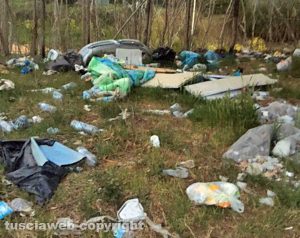 Viterbo - Abbandono e sporcizia al parcheggio sterrato sulla Teverina