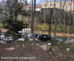 Viterbo - Abbandono e sporcizia al parcheggio sterrato sulla Teverina
