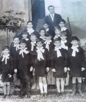  Viterbo - Anno 1967 circa - Il maestro Carlo Spolverini con la sua classe