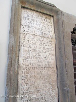 Viterbo - L'epigrafe danneggiata al vicolo dei Pellegrini