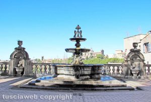 Viterbo - La fontana di piazza del Comune