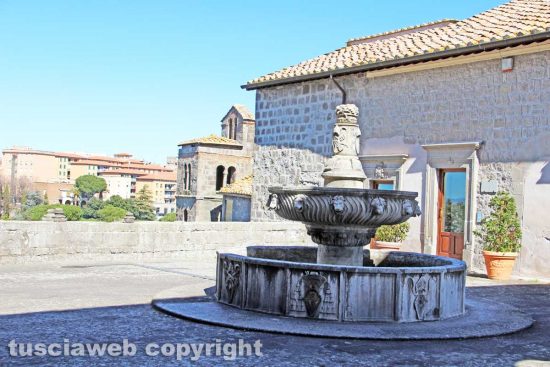 Viterbo - La fontana di piazza San Lorenzo