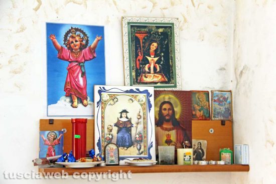 Viterbo - Il piccolo altare in casa di Gustavo e Mariela
