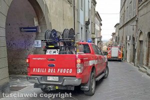 Montefiascone - Canna fumaria in fiamme - L'intervento dei vigili del fuoco