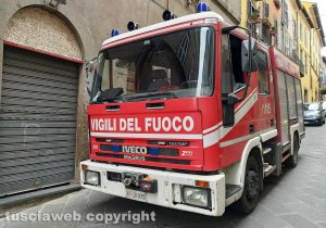 Montefiascone - Canna fumaria in fiamme - L'intervento dei vigili del fuoco