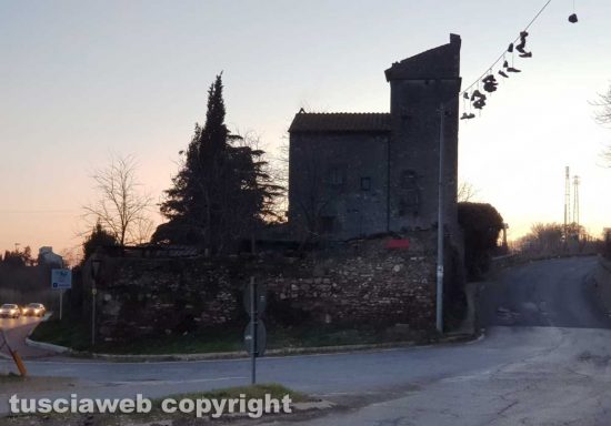 Viterbo - Scarpe appese in strada Bagni 
