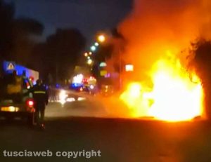 Auto in fiamme a Bassano Romano