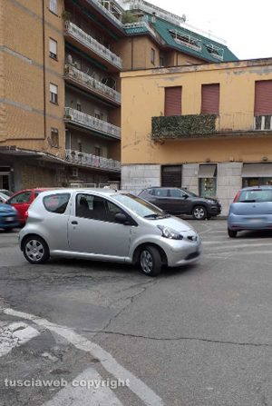 Viterbo - Parcheggio selvaggio all'incrocio di via Brenta
