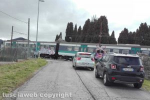 Bagnaia - La coda al passaggio a livello di via Pian del Cerro
