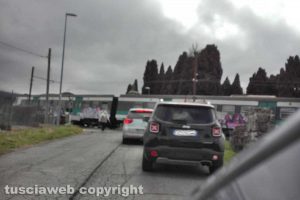 Bagnaia - La coda al passaggio a livello di via Pian del Cerro
