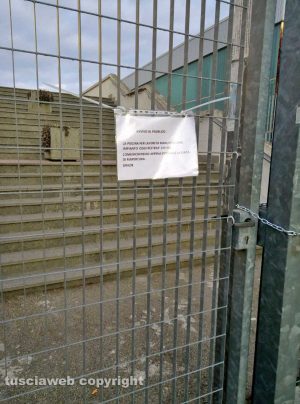 Viterbo - Il cartello fuori dalla piscina comunale