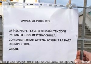 Viterbo - Il cartello fuori dalla piscina comunale