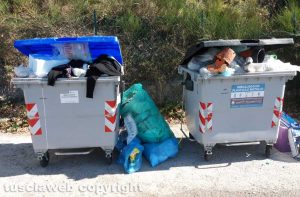 Viterbo - I sacchi di immondizia raccolti nei pressi dell'ospedale 
