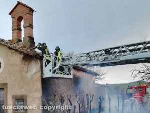 Capodimonte - Incendio alla chiesa S. Agapito