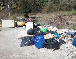 Viterbo - Poggio Nibbio - Rifiuti vicino al fontanile di Fiescoli