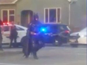Canada - L'uomo travestito da Batman sulla scena di un crimine