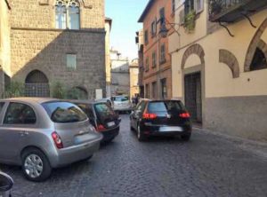 Viterbo - Auto in divieto di sosta in centro