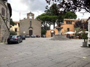Viterbo - Auto in divieto di sosta in centro