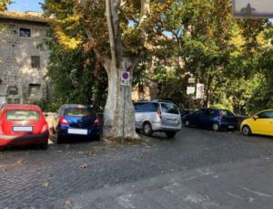 Viterbo - Auto in divieto di sosta in centro
