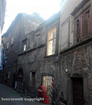Bagnaia sporca e abbandonata