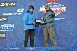 Sport - Motori - Motocross - Alessandro Castellani consegna la targa di Tusciaweb ad Alessandro Lupino