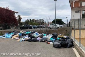 Viterbo - I sacchi di immondizia abbandonati tra via Garbini e via Viventi