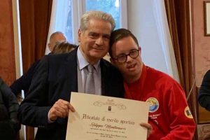 Viterbo - Il sindaco Arena consegna un attestato di merito sportivo agli atleti di "Sorrisi che nuotano"