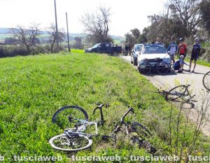 Tarquinia - Auto travolge gruppo di ciclisti