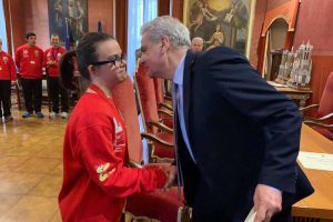 Viterbo - Il sindaco Arena consegna un attestato di merito sportivo agli atleti di "Sorrisi che nuotano"